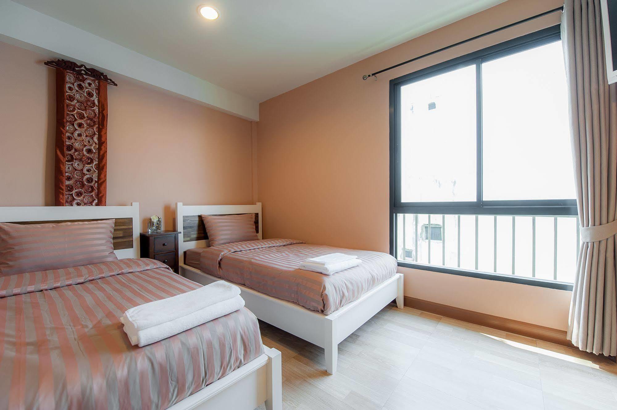 Full House Hotel Банкок Екстериор снимка