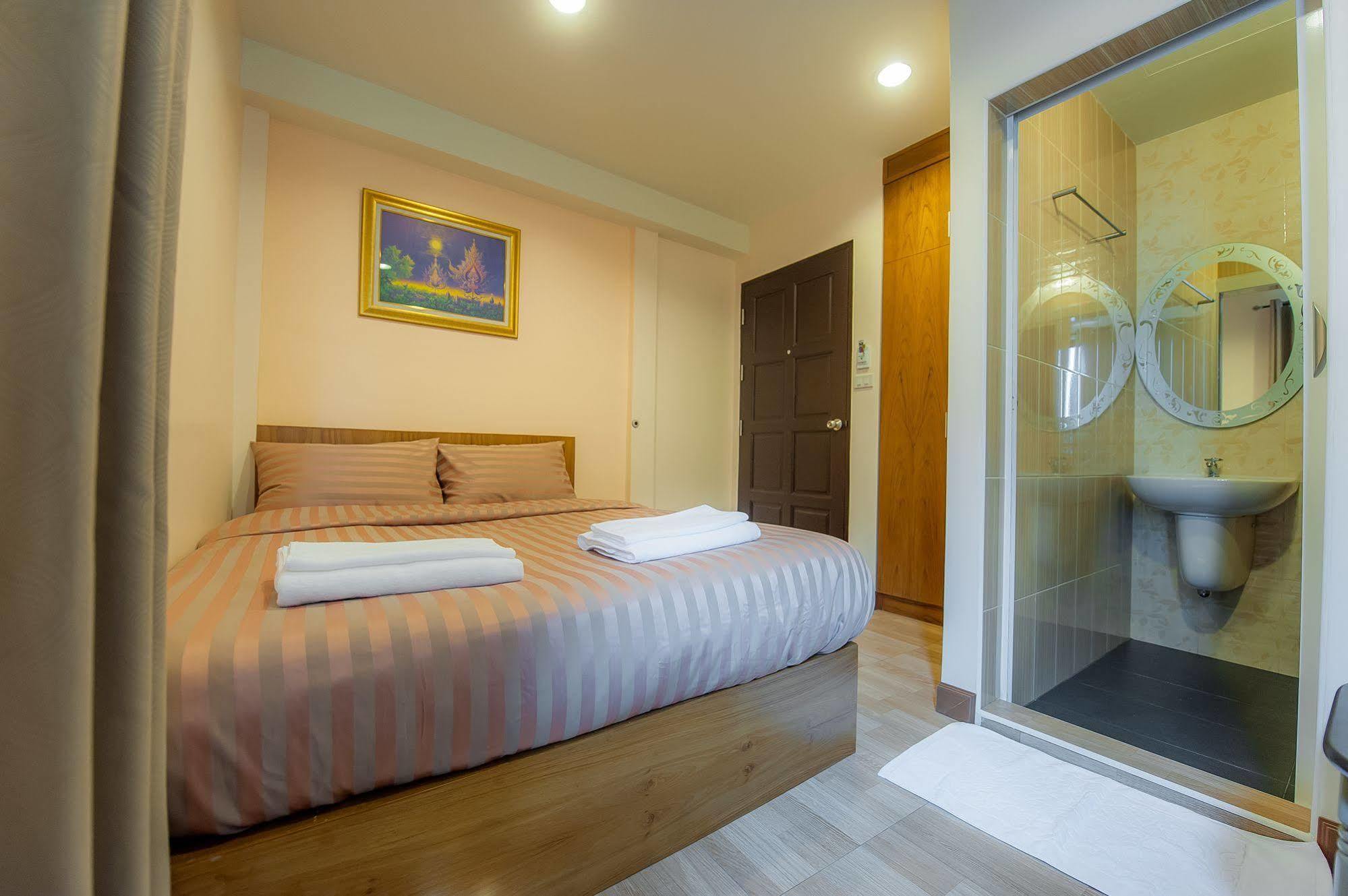 Full House Hotel Банкок Екстериор снимка