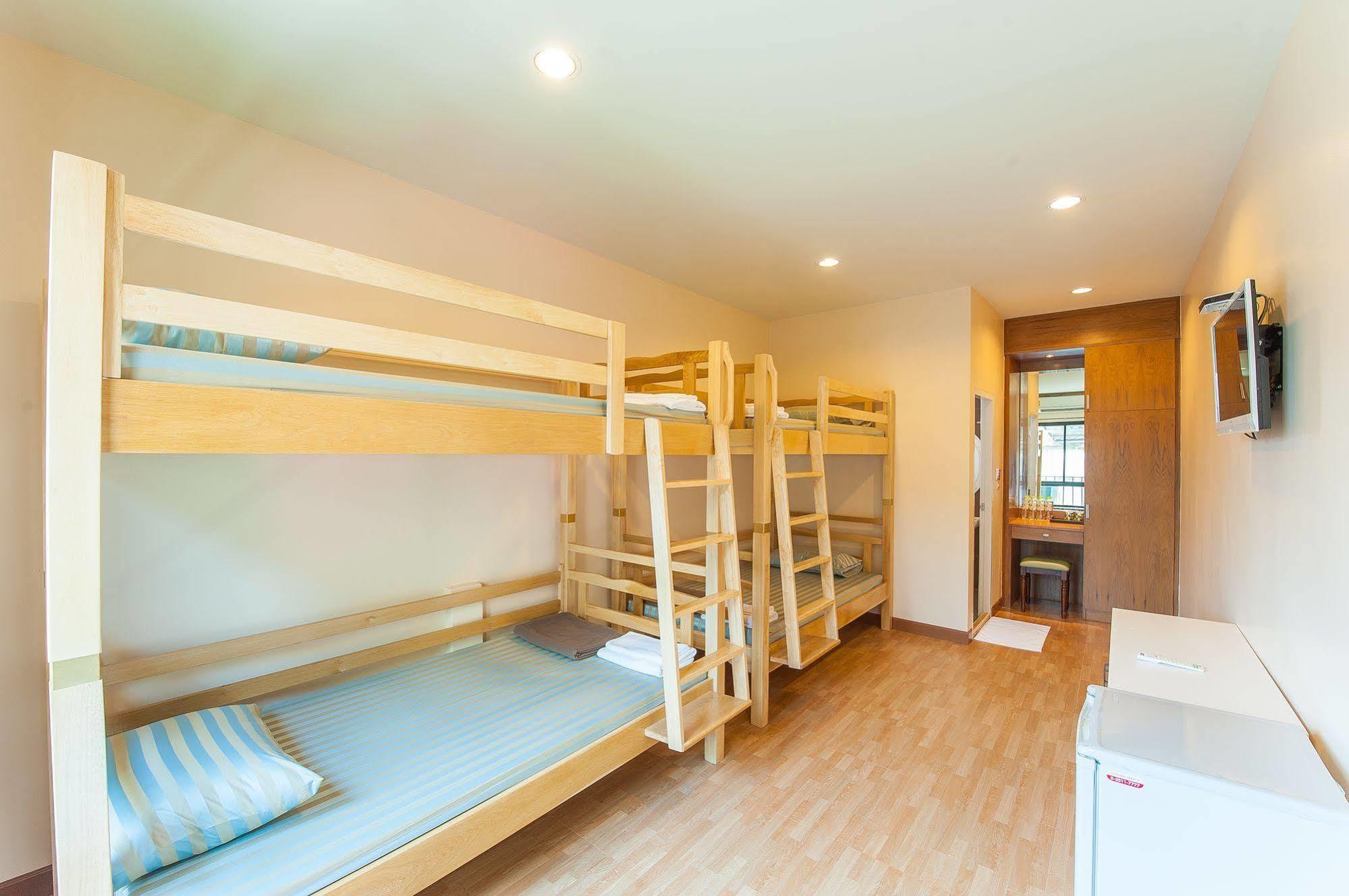 Full House Hotel Банкок Екстериор снимка