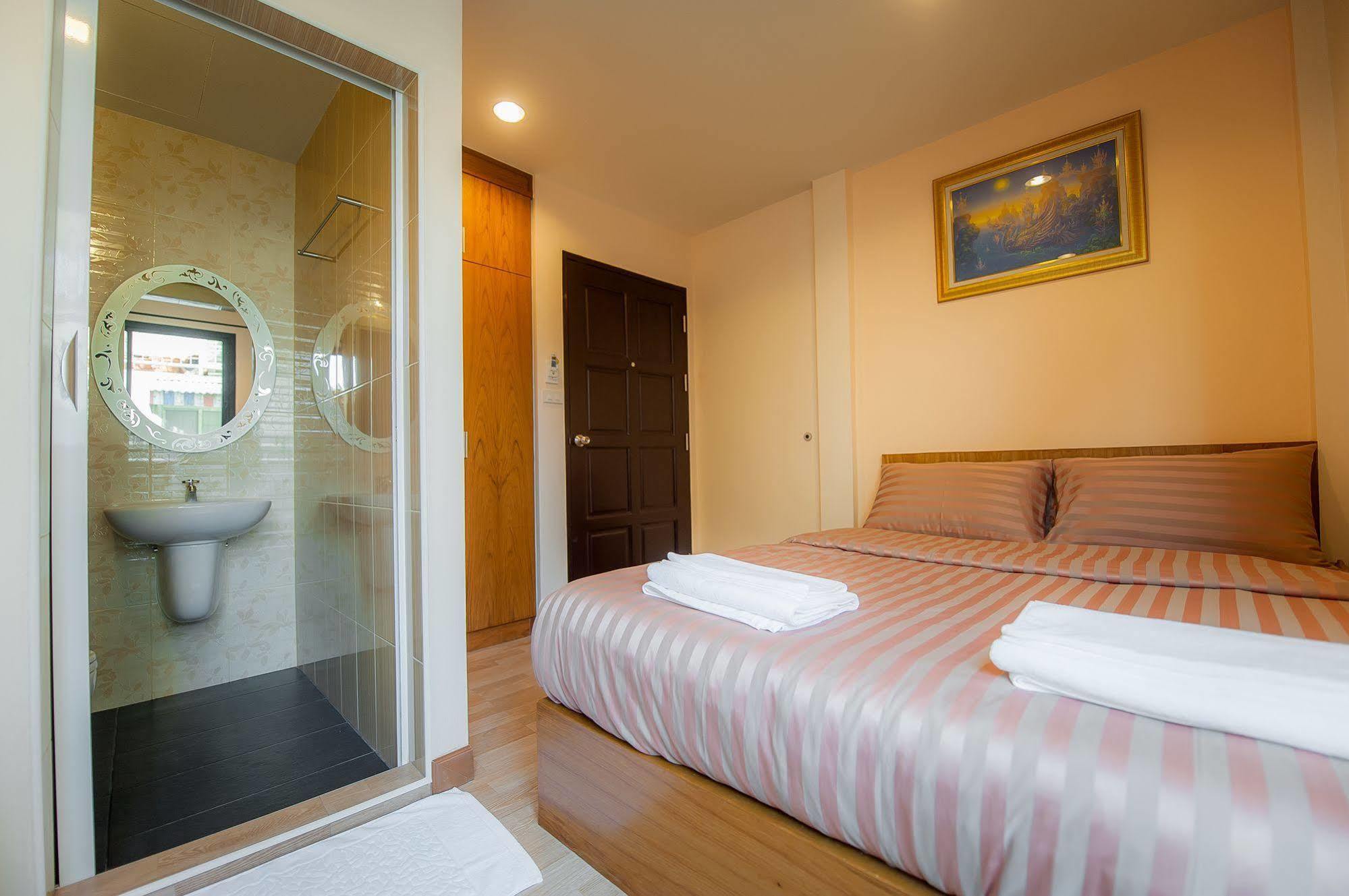 Full House Hotel Банкок Екстериор снимка