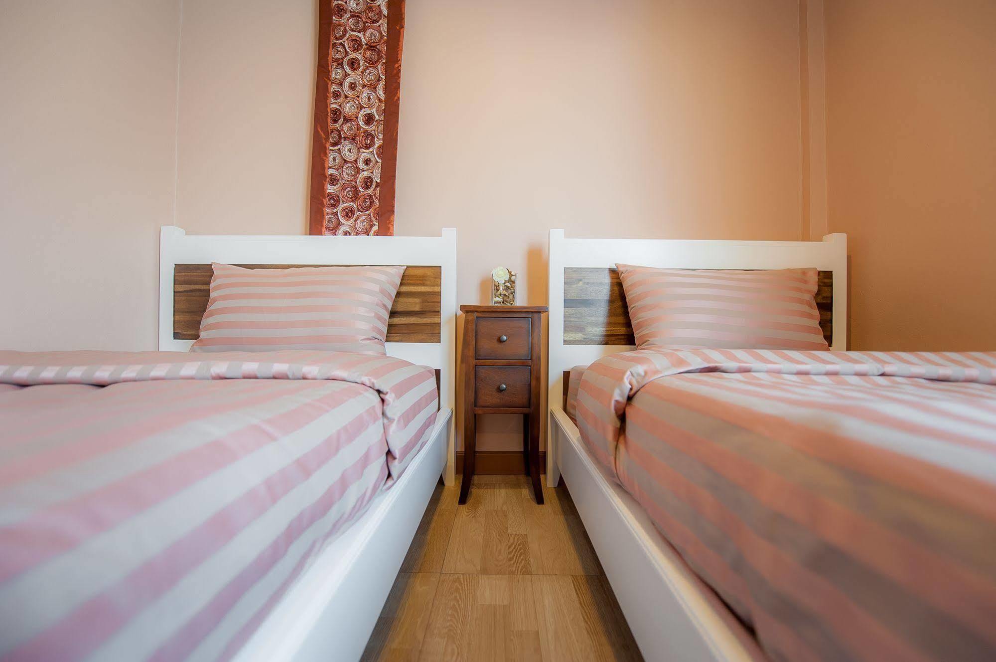 Full House Hotel Банкок Екстериор снимка